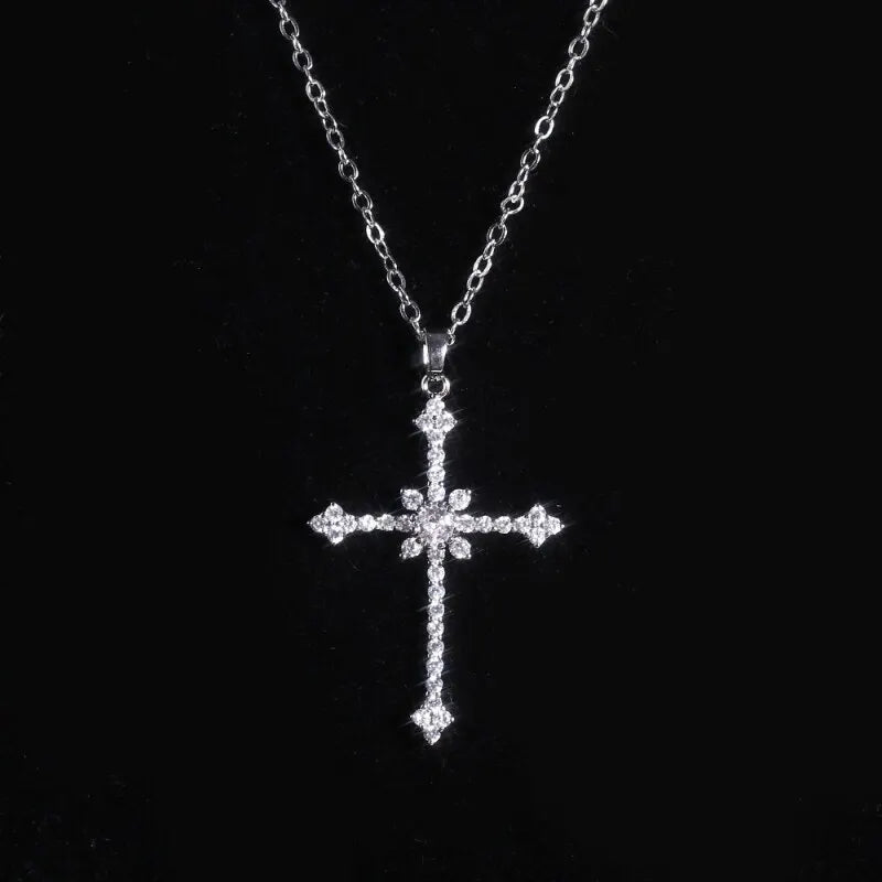 Pendentif croix en or blanc